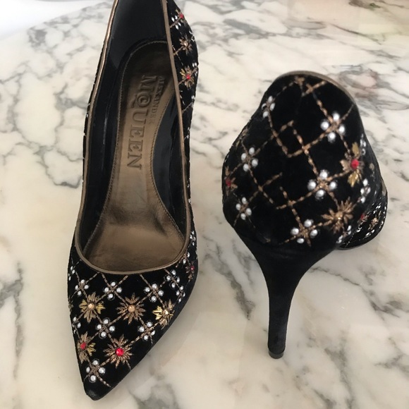 NEW Alexander McQueen Pearl Crystal Velvet Heels - Picture 2 of 6